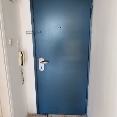 דלת מתכת כחולה עם מנעול ידית כסופה