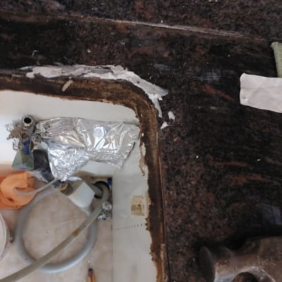 שיש כהה עם קצוות מתקלפים וכלים מסביב