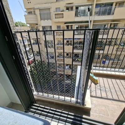 רשת יונים מותקנת על מרפסת בבניין מגורים