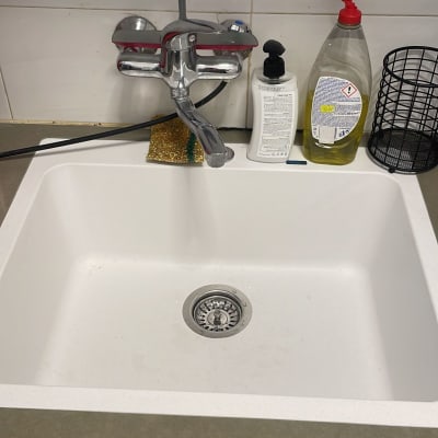 כיור לבן עם ברז ומדף שיש אפור