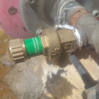 שסתום פליז מחובר לצינור במערכת סולארית