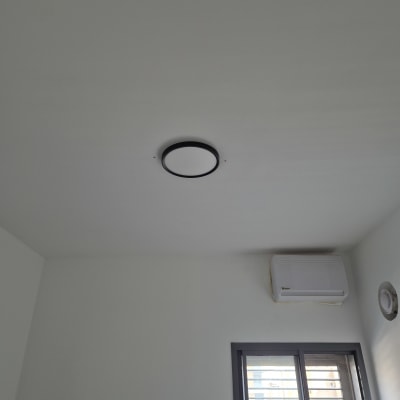 תאורה ותנור מיזוג בחדר