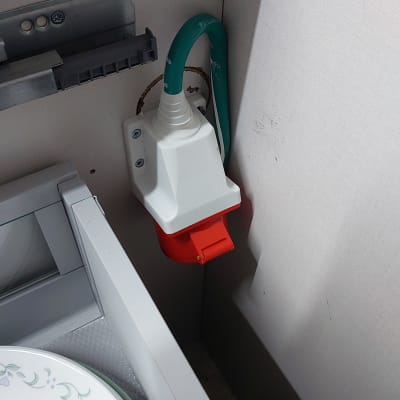 שקע חשמלי מותקן בתוך ארון מטבח