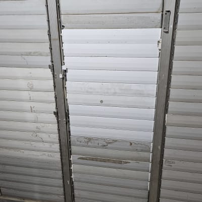 תריסים לבנים עם תיקון באמצע