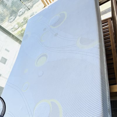 מזרן נקי על שולחן עץ במרפסת