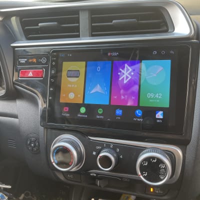 מערכת מולטימדיה ברכב עם מסך מגע ותצוגת אפליקציות