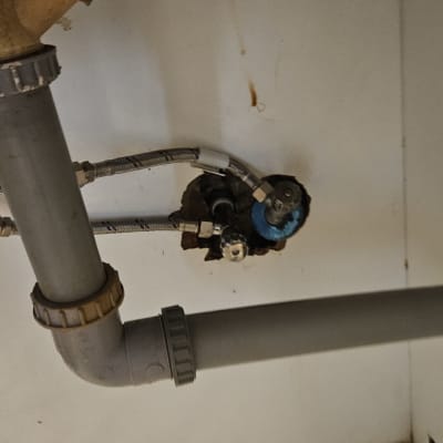 צינורות ואביזרי אינסטלציה מתחת לכיור