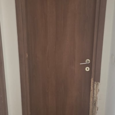 דלת עץ חומה עם ידית כסופה