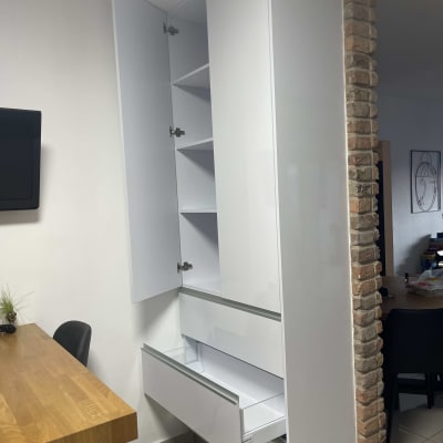 ארון מטבח פתוח עם מדפים ומגירות