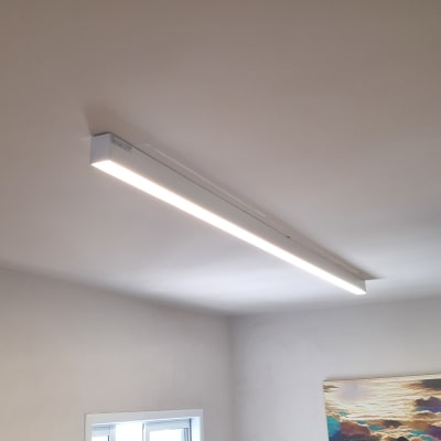 תאורת תקרה בחדר עם מנורה ארוכה