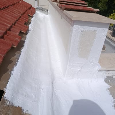 גג עם ציפוי לבן ואדום