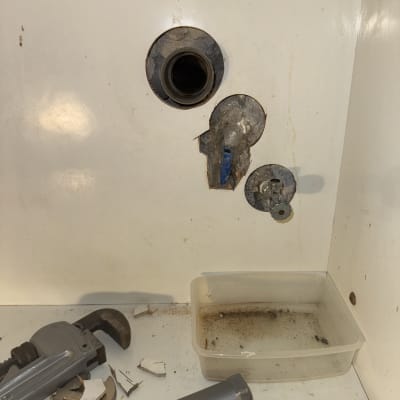 כלי עבודה של אינסטלטור, כולל מפתח צינורות ומברג