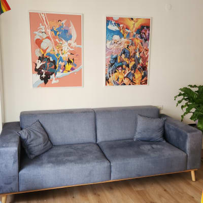 ספה כחולה עם כריות על רצפת עץ