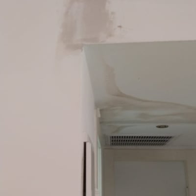 קיר עם סימני תיקון צבע בתקרה