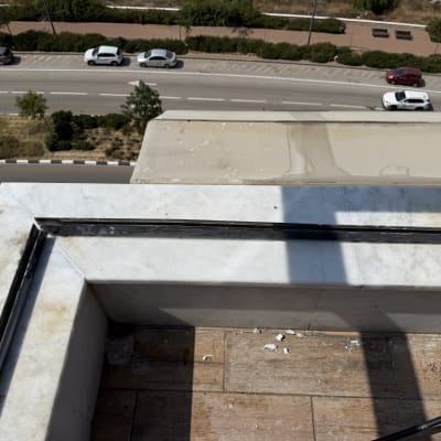 שיש לבן עם מסגרת מתכת על גג בניין