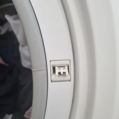 חלק ממכונת כביסה עם דלת פתוחה