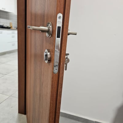 דלת עם מנעול וידית מתכת