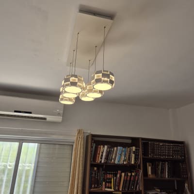 מנורת תקרה תלויה עם חמישה גופי תאורה עגולים