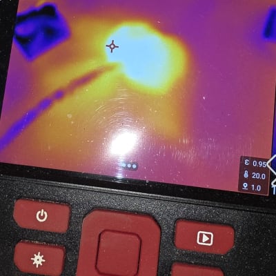 תמונה תרמית על מסך מכשיר לאיתור נזילות