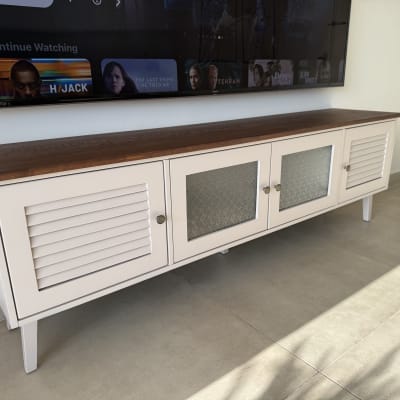 ארון טלוויזיה עם דלתות עץ וזכוכית