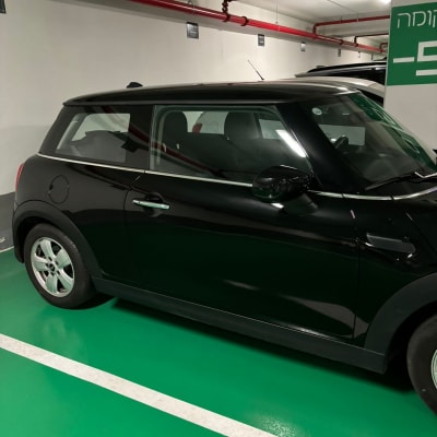 מכונית שחורה חונה בחניון תת קרקעי