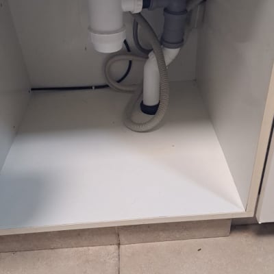 צנרת פלסטיק מתחת לכיור עם חיבורים וגומיות