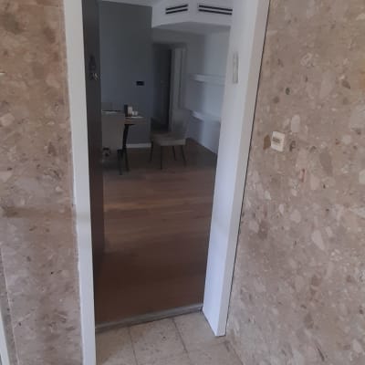 מרית על רצפה ליד דלת פתוחה