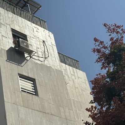 יחידת מיזוג אוויר מותקנת על קיר בניין