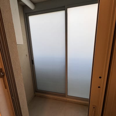 דלת הזזה מאלומיניום עם זכוכית חלבית