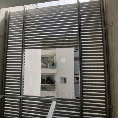 רשת מתכתית למניעת כניסת יונים במרפסת