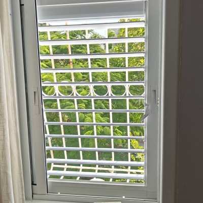 חלון אלומיניום עם תריסים לבנים