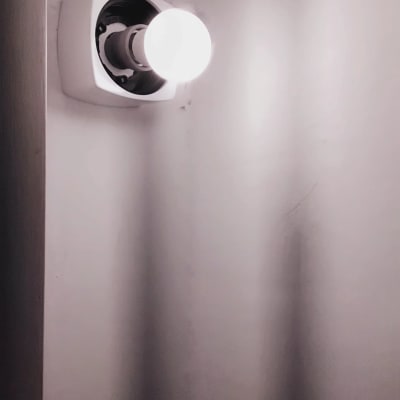 נורה חשמלית מותקנת בתקרה לבנה