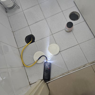 מכשיר זיהוי נזילות על רצפת חדר אמבטיה