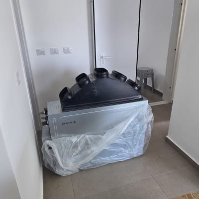 מערכת מיזוג אוויר מותקנת בחדר עם צינורות וקופסאות