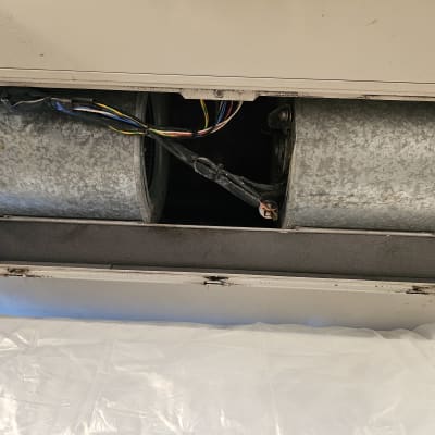 שני מאווררים מתכתיים עם חוטי חשמל חשופים