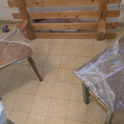 שולחנות עטופים בניילון בחדר ריק