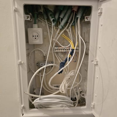 ארון תקשורת עם כבלים וחיבורים שונים