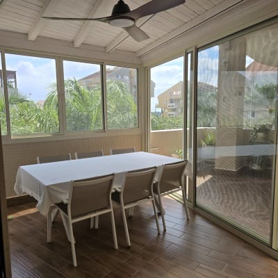 סגירת מרפסת באלומיניום עם חלונות זכוכית וויטרינות הזזה גדולות
