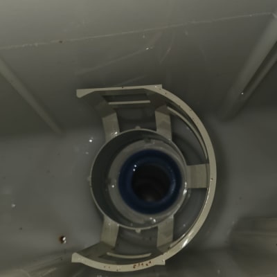 תמונה של חלק פנימי של מכל מים או צינור