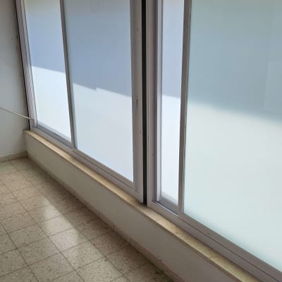 מסגרות אלומיניום לחלונות זכוכית חלבית