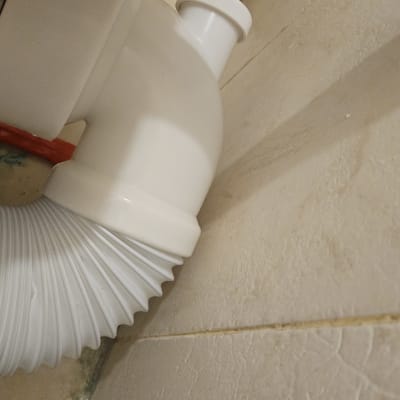צינור פלסטיק לבן עם כלי עבודה אדום