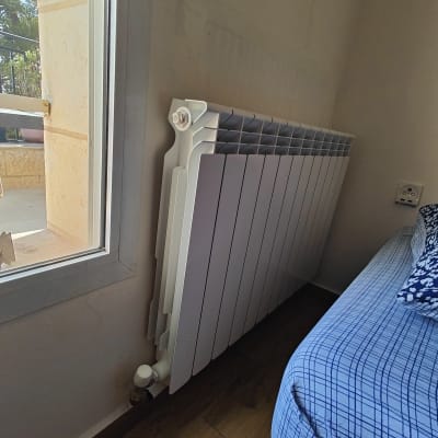רדיאטור חימום ליד חלון בחדר שינה
