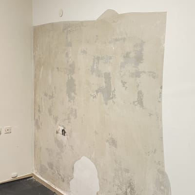 עבודת שפכטל אמריקאי והחלקת קיר פנים במהלך עבודות צביעה