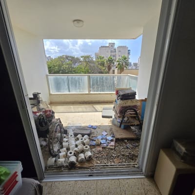 מרפסת עם חפצים שונים וגלילי נייר