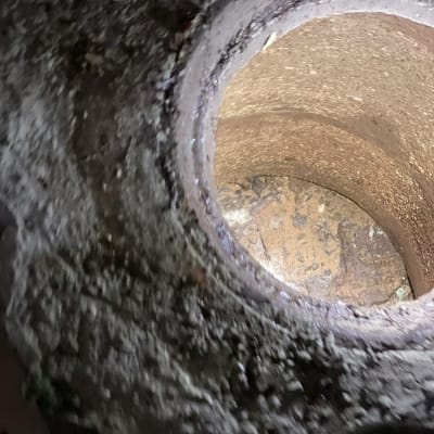 פתח ביוב עגול עם דפנות בטון