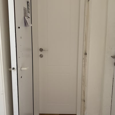 דלת לבנה עם ידית כסופה בחדר פנימי