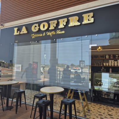 חנות עם וילון זכוכית שקוף בחזית