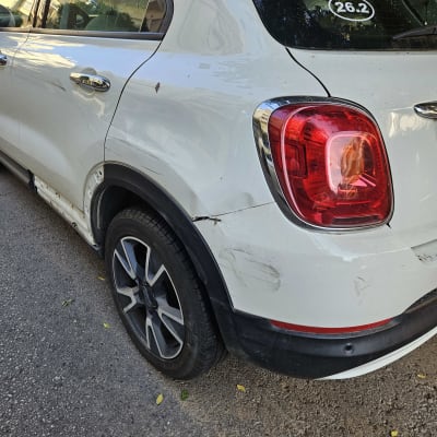 רכב לבן עם פגמים בצד האחורי