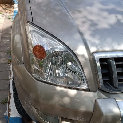 חזית רכב עם פנס קדמי וסמל יצרן