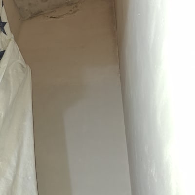 קיר צבוע עם סימני רטיבות בתקרה